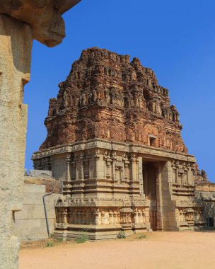 Hindistan, Karnataka, Hampi 'deki Vitthala Tapınağı' nın tarihi rünlerinin girişi Dravidian mimarisini gözler önüne seriyor. Bir UNESCO Dünya Mirası sahası.