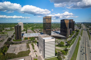 Modern ofis binaları ile Southfield şehrinin havadan görünüşü, Michigan 'da Metro Detroit' in kuzey banliyösüdür.