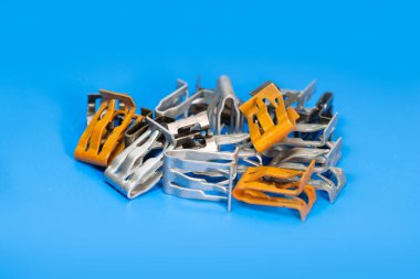 Otomotiv metali u tipi bağlayıcılar ve yay klipsleri yığını