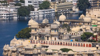 Kubbeler ve Pichola Gölü 'nde geleneksel Hint mimarisi içeren Udaipur şehir sarayı kompleksi