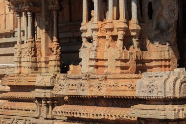 Tarihi Vittala tapınağındaki antik taş tapınak mimarisi ve detaylı oymalar.