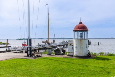 Watersnood Anıtı 1916 Hollanda 'daki Marken Adası' nın liman girişini gösteren deniz feneri..