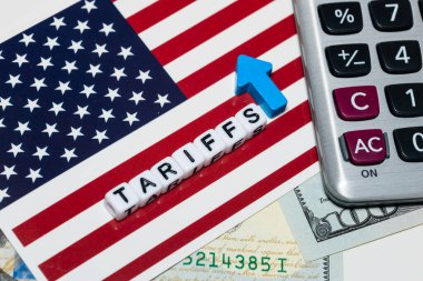 ABD bayrağında yukarı doğru ok, hesap makinesi ve para ile gümrük vergisi