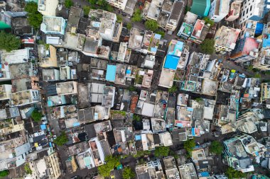 Hindistan, Vijayawada 'da çeşitli çatıları ve dar caddeleri olan kalabalık şehir binalarını gösteren hava manzarası.