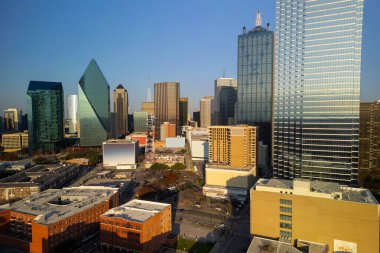 Dallas şehrinin gökdelenleri ve şehir mimarisini açık gökyüzüne karşı sergiliyor
