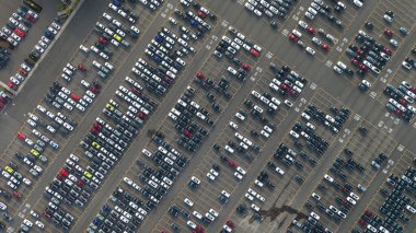 Bir sürü yeni arabayla dolu büyük otopark, geometrik desenler oluşturuyor.