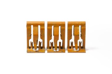 Otomotiv bileşenleri için güvenli bağlama sağlayan turuncu metal klipleri