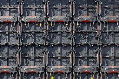 LED ekran panelleri kablolar ve donanım ile birbirine bağlanarak büyük bir ekran duvarı oluşturur