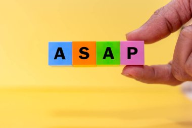 Sarı arkaplana karşı en kısa sürede renkli yazım engelleri ile el ele tutuşmak, aciliyeti iletiyor