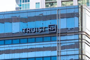 Miami, FL, ABD - 09 Şubat 2026: Truist Financial Bank logosu şehir merkezindeki modern mavi cam bina cephesinde sergileniyor