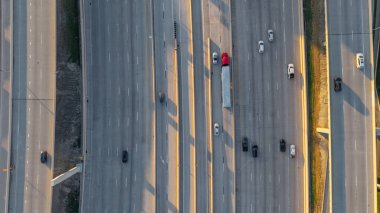 Otoyol trafiği yoğun, birden fazla şeritte hareket eden arabalar ve bir kamyon var.