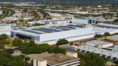 Richardson, Teksas - 16 Kasım 2025: Havadan bakıldığında soğutma üniteleri ve sanayi binaları olan büyük veri merkezleri görülüyor