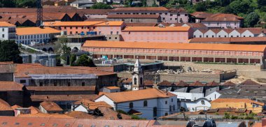 Porto, Portekiz 'de şarap mahzenleri, bir kilise ve terracotta çatıları bulunan Vila Nova de Gaia..