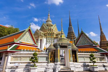 Wat Pho tapınağı kompleksi süslü pagodalar ve geleneksel Tayland mimarisi Bangkok 'ta.