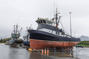 Alaska 'da endüstriyel bir tersanede bakım ve onarım yapan balıkçı gemileri