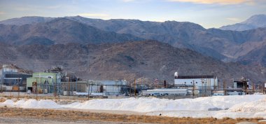 Endüstriyel kimya fabrikası Searles Gölü 'nden mineraller çıkarıyor.