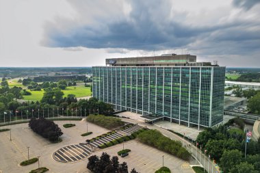 Dearborn, MI USA - AUGust 04, 2024: Ford Dünya Merkezi binası, aynı zamanda Glass House olarak da bilinir, bulutlu bir gökyüzünün altında duruyor.