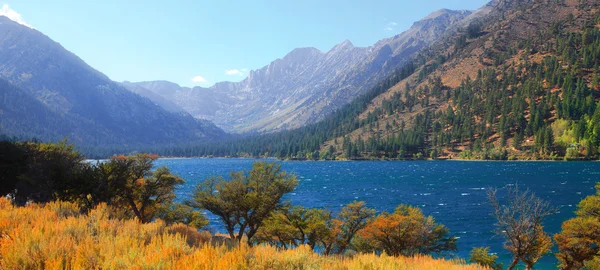 Lagos gêmeos em montanhas Sierra — Fotografia de Stock