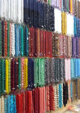 Satılık renkli boncuklar