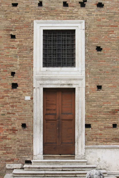 Porta d'ingresso in stile medievale squadrato — Foto Stock