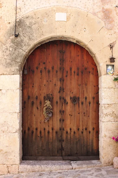 Porta da frente de estilo medieval de madeira — Fotografia de Stock