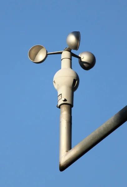 Anemometer auf blauem Himmel Hintergrund — Stockfoto