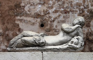 Urbino antik mermer çeşme