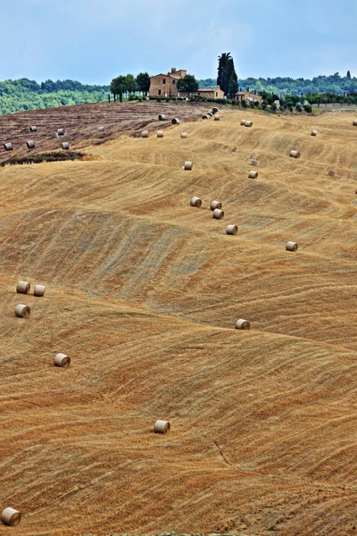 Landschap in Toscane met luxe villa, cipresses en hooi balen — Stockfoto