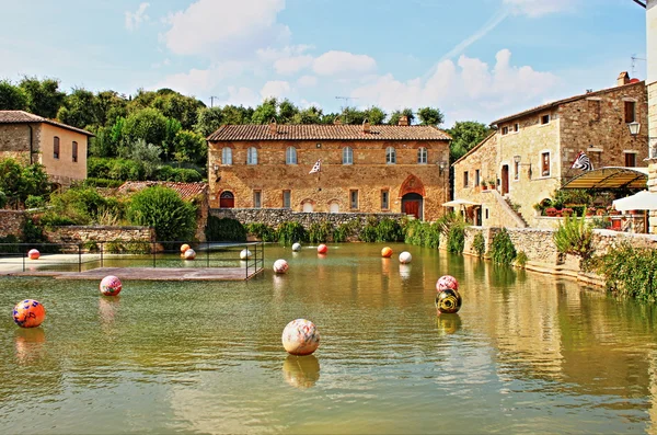 Oude thermale baden in het middeleeuwse dorp Bagno Vignoni — Stockfoto