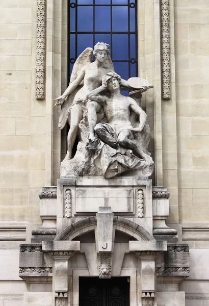 Mytologische Statue in der Fassade des Grand Palais von Paris — Stockfoto