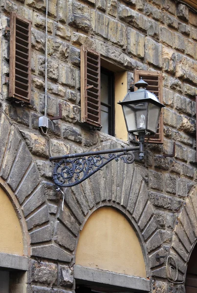 Стара середньовічна вулична лампа — стокове фото