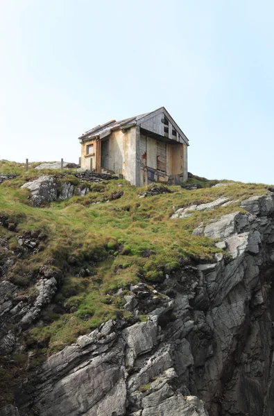 Gammalt hus på en klippa — Stockfoto