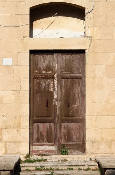 Porta da frente de madeira antiga — Fotografia de Stock