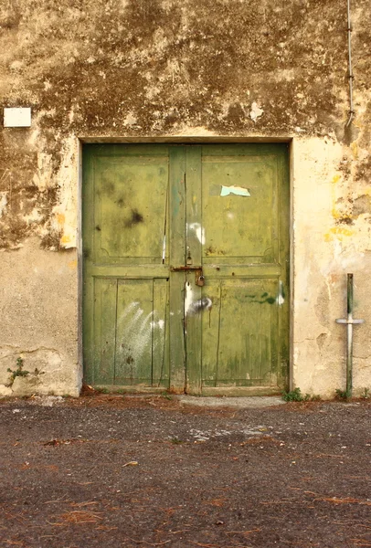 Oude houten voordeur — Stockfoto