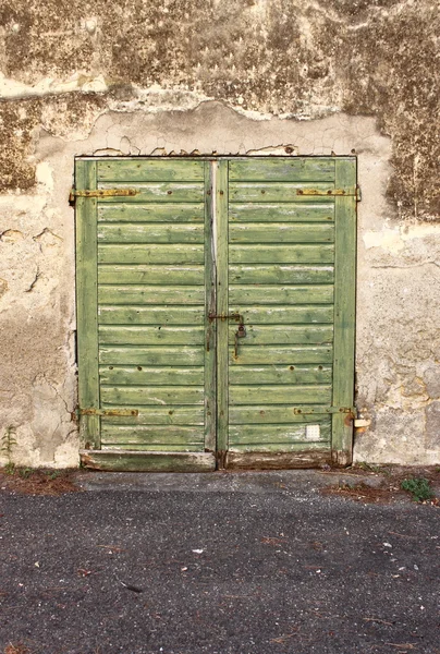 Antigua puerta delantera de madera — Foto de Stock
