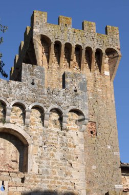 Val d 'Orcia' daki Spedaletto Kalesi. Toskana, İtalya