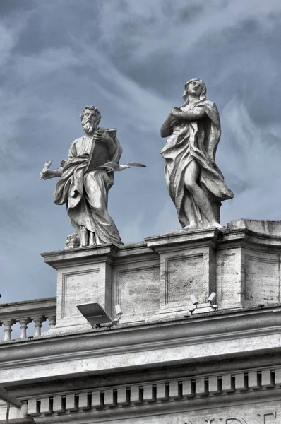 Statuen Auf Der Kolonnade Des Petersdoms Rom Italien — Stockfoto