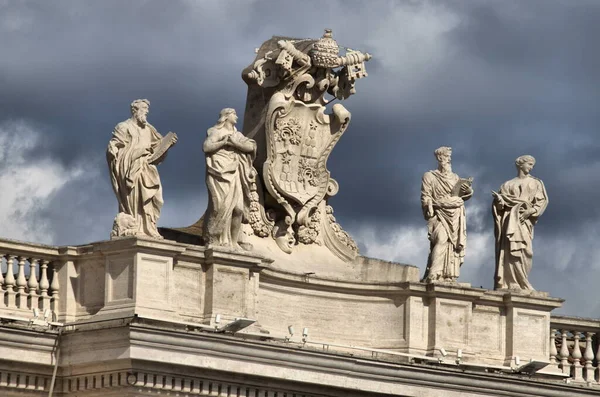 Estátuas Topo Colunata Basílica São Pedro Roma Itália — Fotografia de Stock