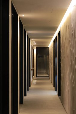 Aydınlatılmış modern kemer yolu