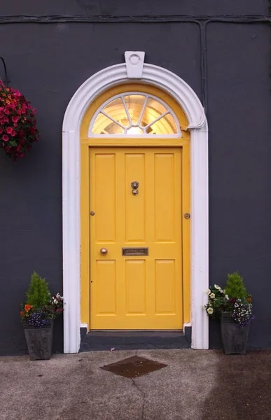 Žluté Dveře Měšťanském Domě Irsku — Stock fotografie