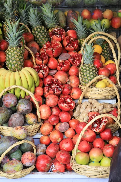 Frische Granatäpfel Zum Verkauf Einem Gemüseladen — Stockfoto
