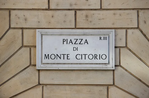 Oude straat teken op Montecitorio plein in Rome — Stockfoto