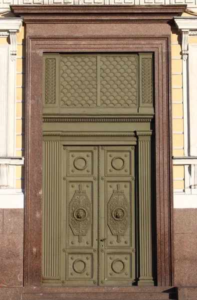 Reneszánsz stílusú bejárati ajtó-Szentpétervár — Stock Fotó
