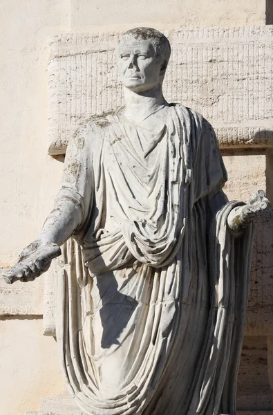Статуя римского сенатора — стоковое фото