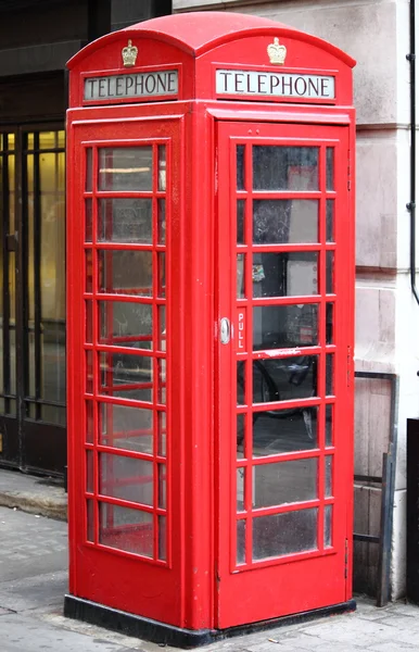 A típica cabine telefónica vermelha de Londres — Fotografia de Stock