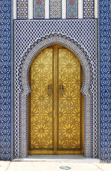 Golded deur van Koninklijk Paleis in fes — Stockfoto