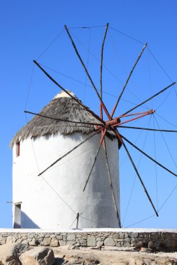 Mykonos adasında tipik yel değirmeni
