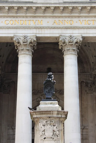 Памятник в Банке Англии в Лондоне — стоковое фото