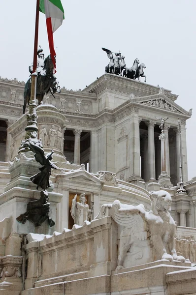 ローマの積雪下で勝利者 Emmanuel Ii の記念碑 — ストック写真