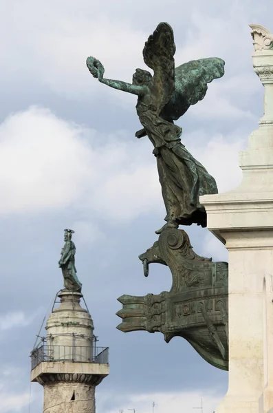 Staty av en bevingad kvinna i Rom — Stockfoto